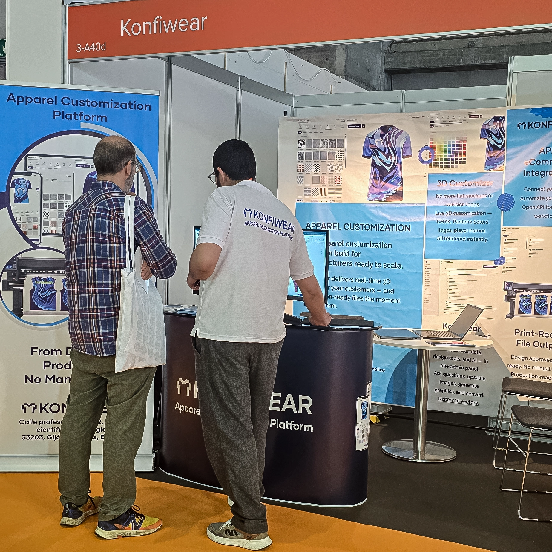 Amine Modni demonstrating Konfiwear V2 to a client at FESPA Barcelona 2026